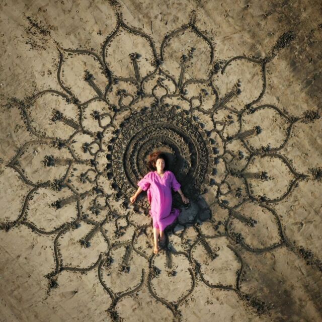 時の流れの速さ。２年前のpic。
ドローンてすごいですよね🎥🚁✨
・
大地とコネクト@材木座海岸
sand art by shoko akiyama
drone by Daisuke Kuroda
・
@connect_to_the_earth @shokomomocosmos 
・
#ドローン撮影
#花曼荼羅 #drone
#connecttotheearth #大地とコネクト
#sandart #砂絵 #mandala #曼荼羅
#shokoakiyama #momocosmos
#lifework #ライフワーク
#lovemotherearth #lovenature
#connection #balance #grounding
#beach #ビーチ  #sea #海
#happiness #love #peace 
#godblessyou #letsplaytogether